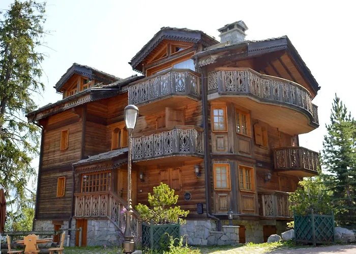 Apartment Duplex Raffine A 1850 Avec Cheminee Et Parking Prive - Fr-1-575-15